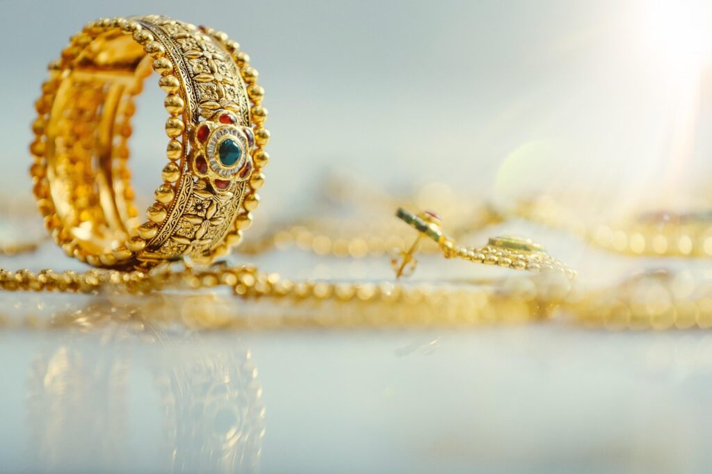 金の指輪などのアクセサリー